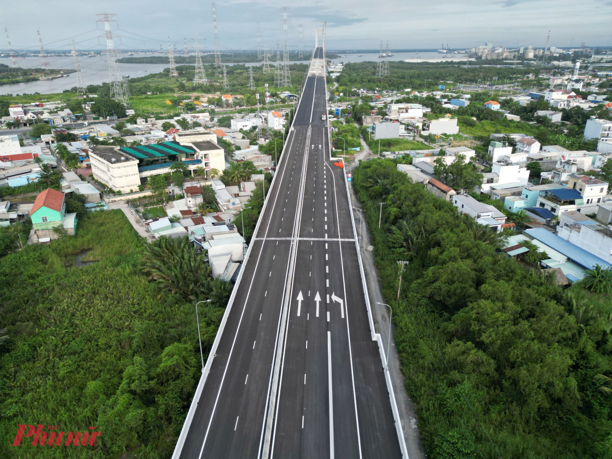 Những đoạn dẫn l&ecirc;n cầu đang dần ho&agrave;n thiện, với mặt đường được thảm nhựa phẳng mịn v&agrave; vạch kẻ đường r&otilde; n&eacute;t.