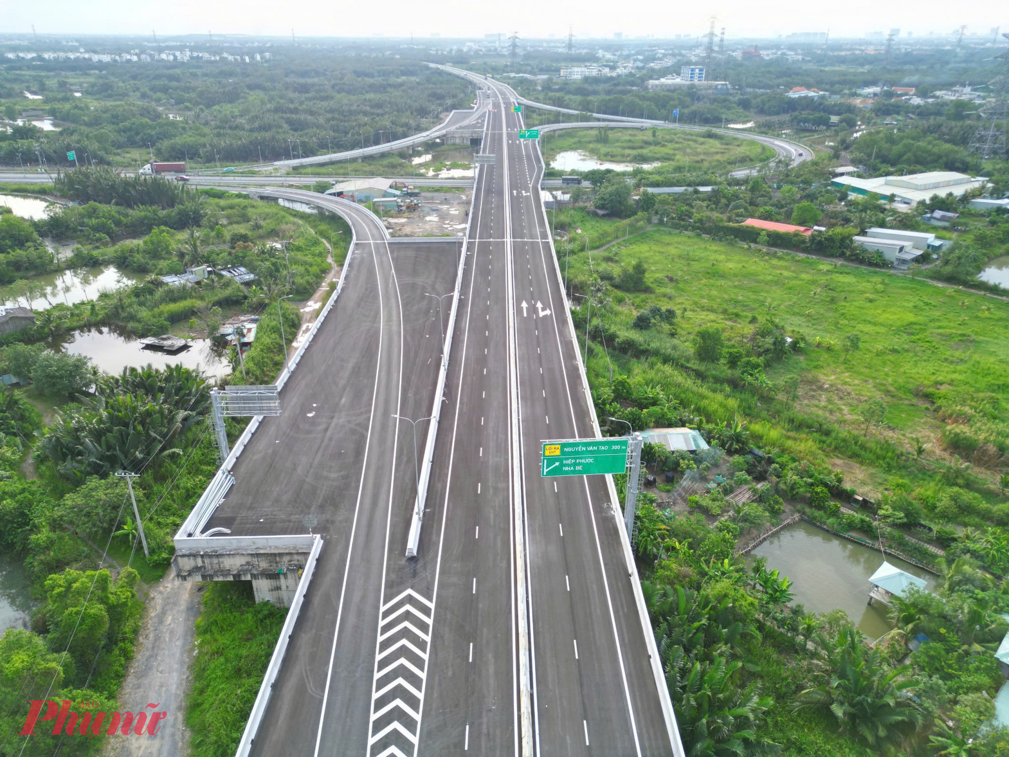 Cao tốc Bến Lức - Long Th&agrave;nh c&oacute; chiều d&agrave;i 57,8 km, đi qua địa phận TP.HCM v&agrave; Đồng Nai. Đầu năm 2025, Tổng c&ocirc;ng ty Ph&aacute;t triển đường cao tốc Việt Nam (VEC) đ&atilde; tổ chức th&ocirc;ng xe, đưa v&agrave;o khai th&aacute;c gần 30 km tr&ecirc;n hai đoạn: từ n&uacute;t giao cao tốc TP.HCM - Trung Lương đến n&uacute;t giao Nguyễn Văn Tạo v&agrave; từ n&uacute;t giao Phước An đến n&uacute;t giao quốc lộ 51.
