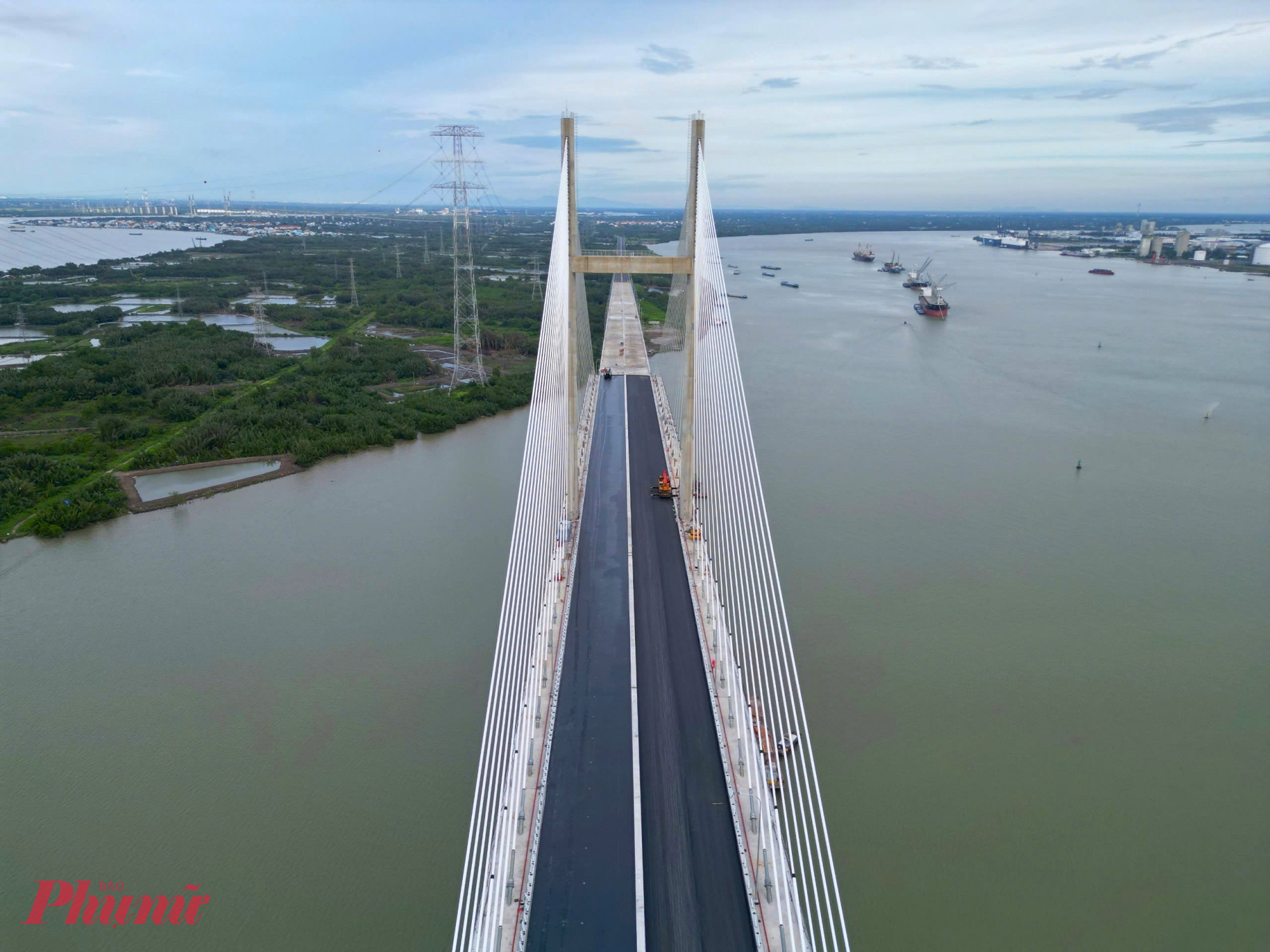 Cầu c&oacute; tổng chiều d&agrave;i hơn 2,76 km, trong đ&oacute; phần cầu ch&iacute;nh d&agrave;i 763m. Thiết kế d&acirc;y văng hai mặt phẳng với trụ th&aacute;p h&igrave;nh chữ H cao 135m kh&ocirc;ng chỉ mang t&iacute;nh thẩm mỹ hiện đại m&agrave; c&ograve;n đảm bảo kết cấu chịu lực, với tĩnh kh&ocirc;ng th&ocirc;ng thuyền l&ecirc;n tới 55m.