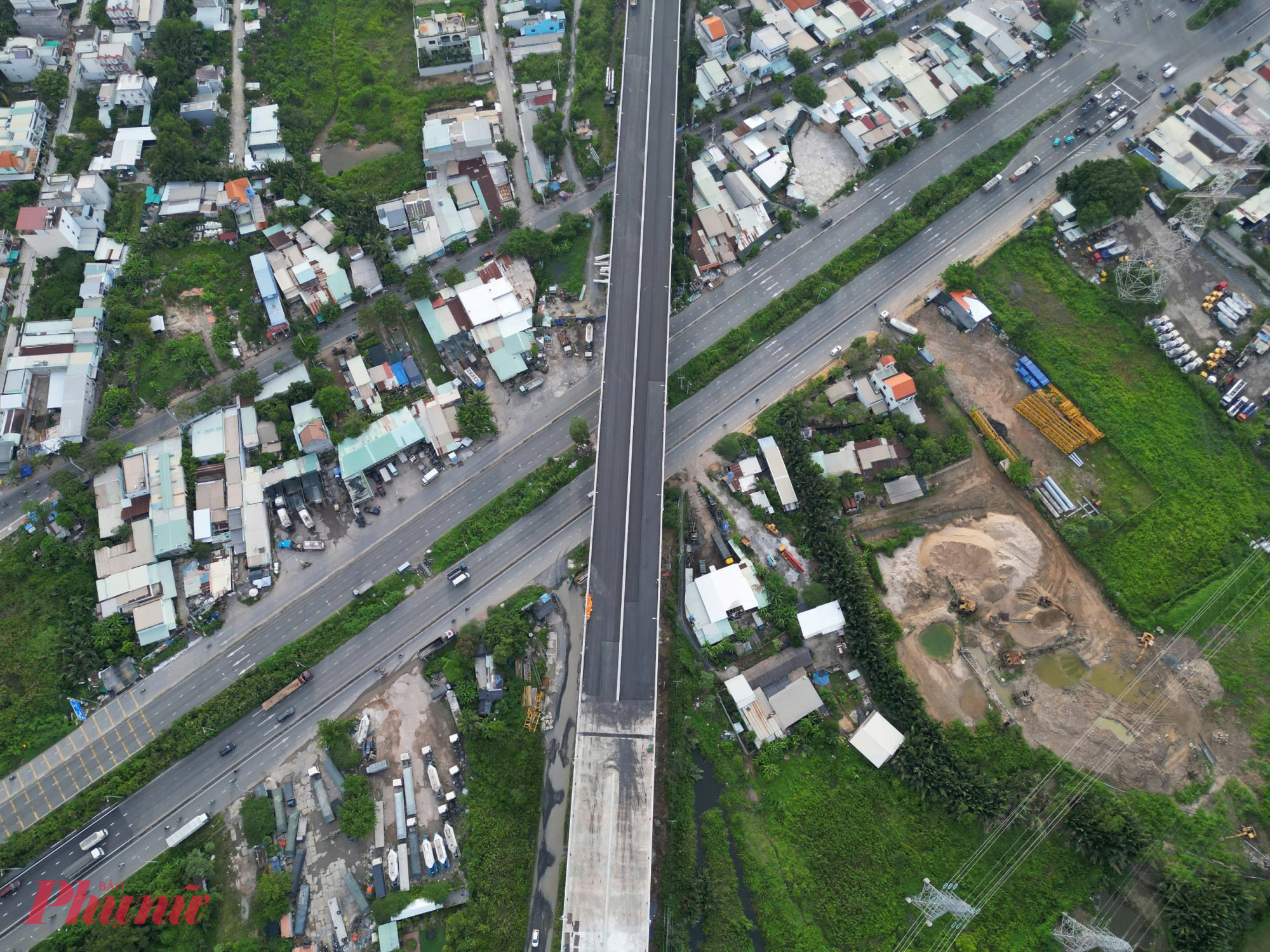 Cao tốc Bến Lức - Long Th&agrave;nh c&oacute; chiều d&agrave;i 57,8 km, đi qua địa phận TP.HCM v&agrave; Đồng Nai. Đầu năm 2025, Tổng c&ocirc;ng ty Ph&aacute;t triển đường cao tốc Việt Nam (VEC) đ&atilde; tổ chức th&ocirc;ng xe, đưa v&agrave;o khai th&aacute;c gần 30 km tr&ecirc;n hai đoạn: từ n&uacute;t giao cao tốc TP.HCM - Trung Lương đến n&uacute;t giao Nguyễn Văn Tạo v&agrave; từ n&uacute;t giao Phước An đến n&uacute;t giao quốc lộ 51.