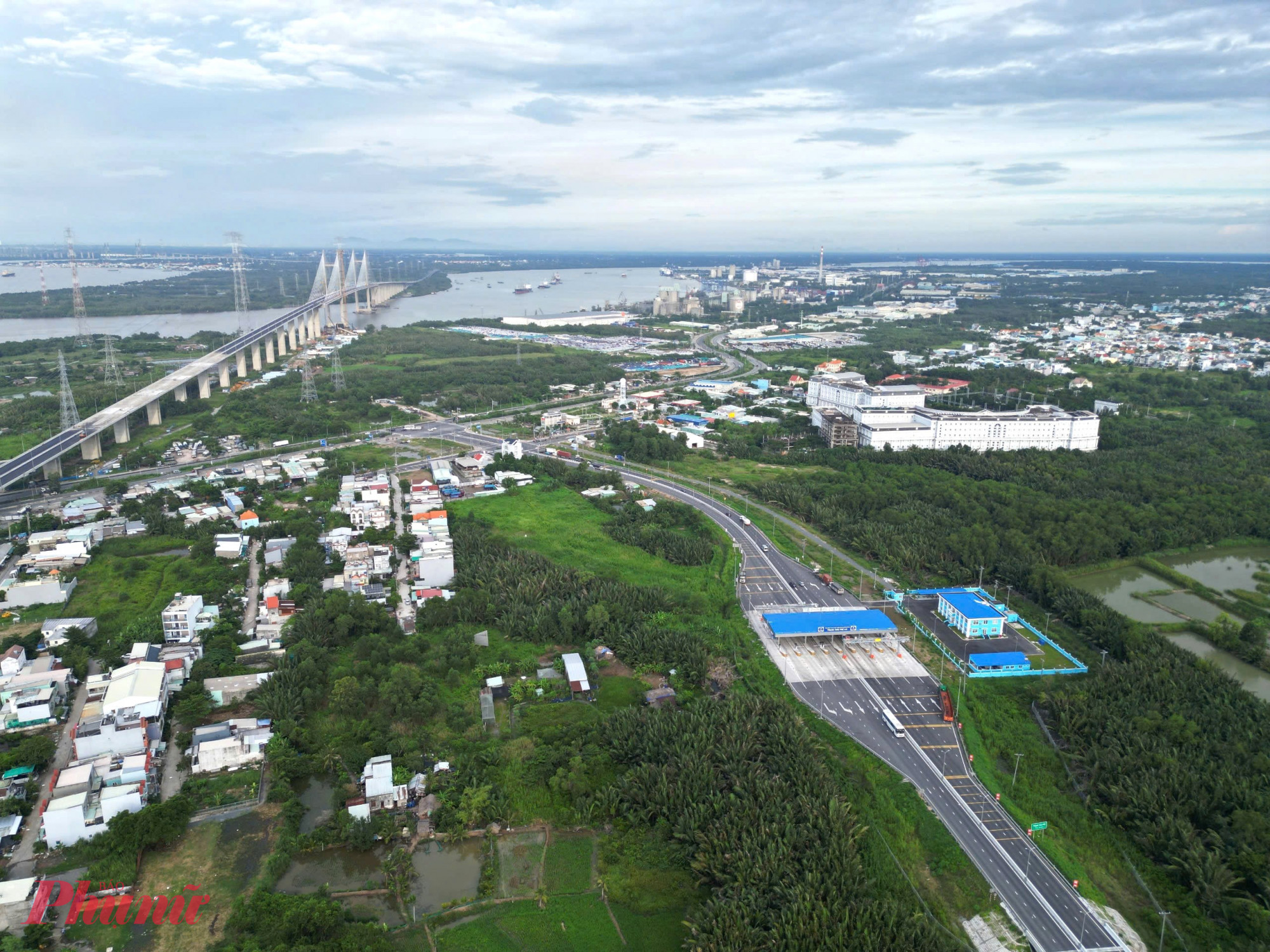Tiến độ ho&agrave;n th&agrave;nh c&acirc;y cầu đang đến gần cũng mang lại niềm vui cho nhiều t&agrave;i xế, bởi đ&acirc;y kh&ocirc;ng chỉ l&agrave; c&ocirc;ng tr&igrave;nh giao th&ocirc;ng trọng điểm m&agrave; c&ograve;n l&agrave; biểu tượng kết nối li&ecirc;n v&ugrave;ng.