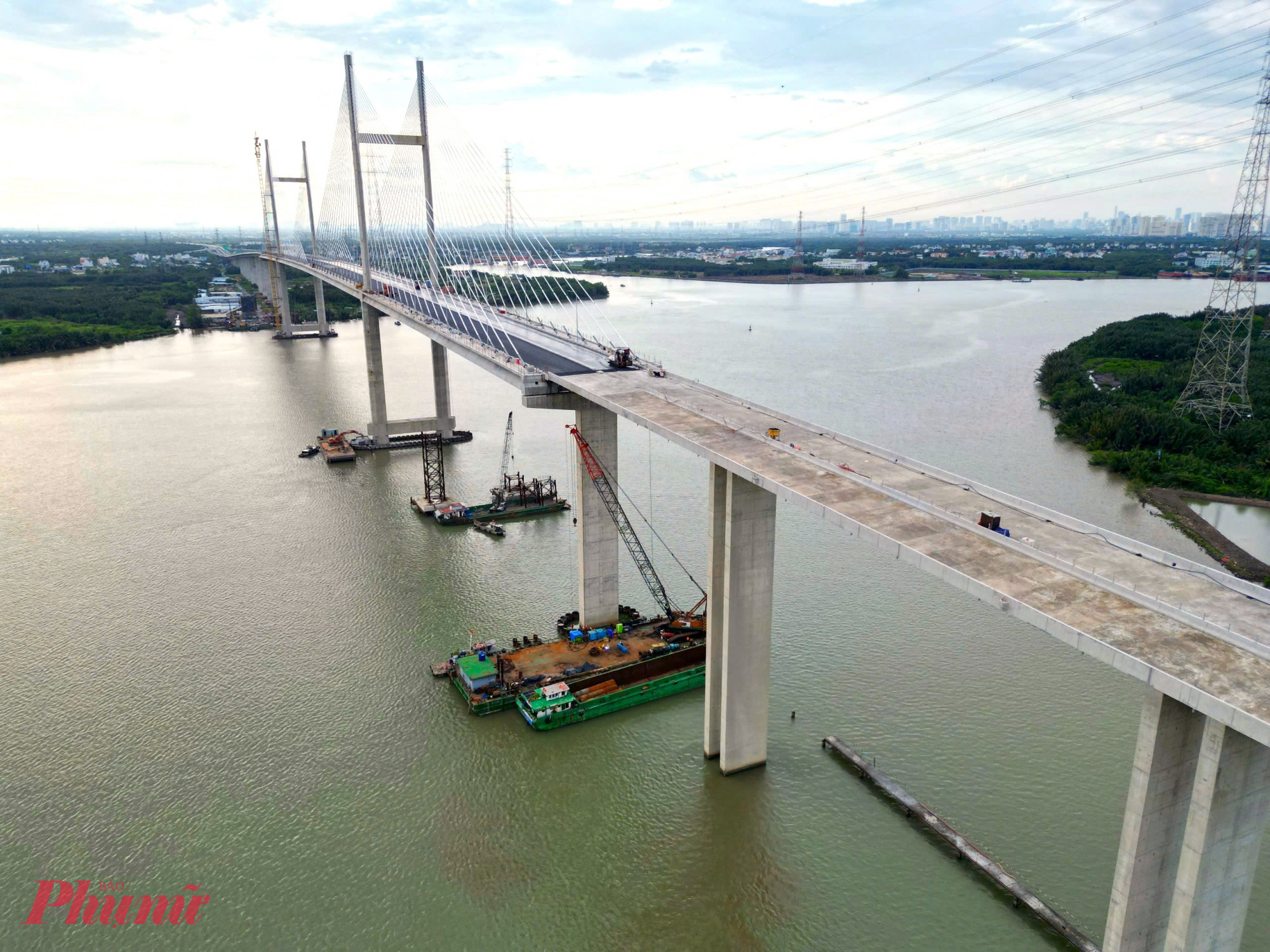 Sau gần một thập kỷ thi c&ocirc;ng v&agrave; vượt qua nhiều lần đ&igrave;nh trệ, cầu B&igrave;nh Kh&aacute;nh, c&acirc;y cầu d&acirc;y văng c&oacute; tĩnh kh&ocirc;ng cao nhất Việt Nam đang dần ho&agrave;n thiện, lộ diện h&igrave;nh h&agrave;i hiện đại. 