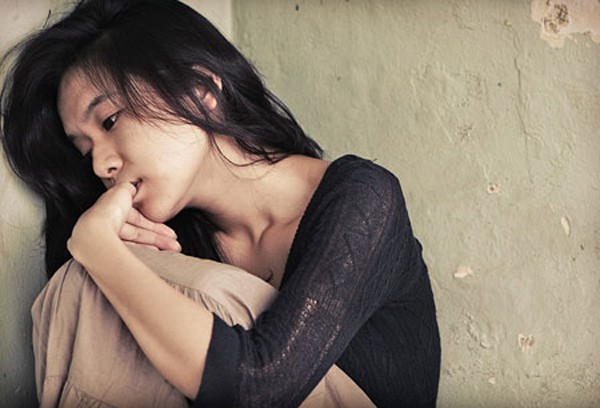 Sống b&ecirc;n người chồng cộc cằn, chị bị bạo lực tinh thần thường xuy&ecirc;n n&ecirc;n ng&agrave;y c&agrave;ng h&eacute;o hon. (H&igrave;nh minh hoạ)