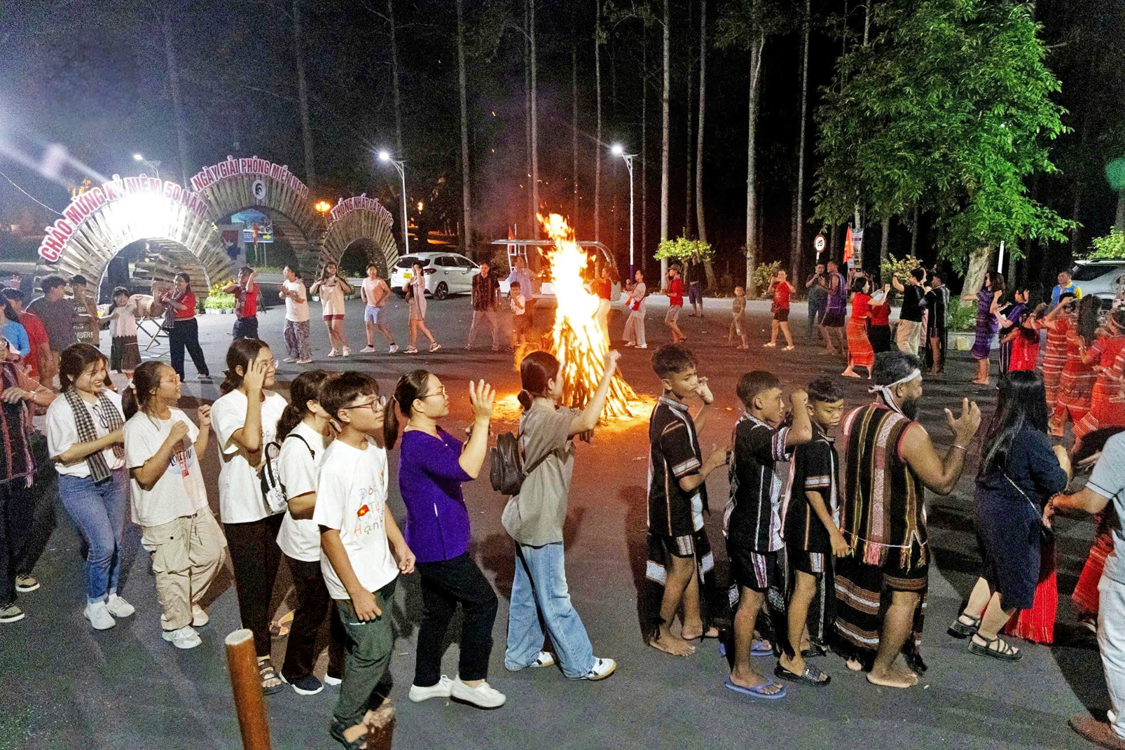 Một hoạt động tương t&aacute;c với kh&aacute;n giả trong tour &ldquo;Trăng chiến khu&rdquo; của khu di t&iacute;ch lịch sử địa đạo Củ Chi 