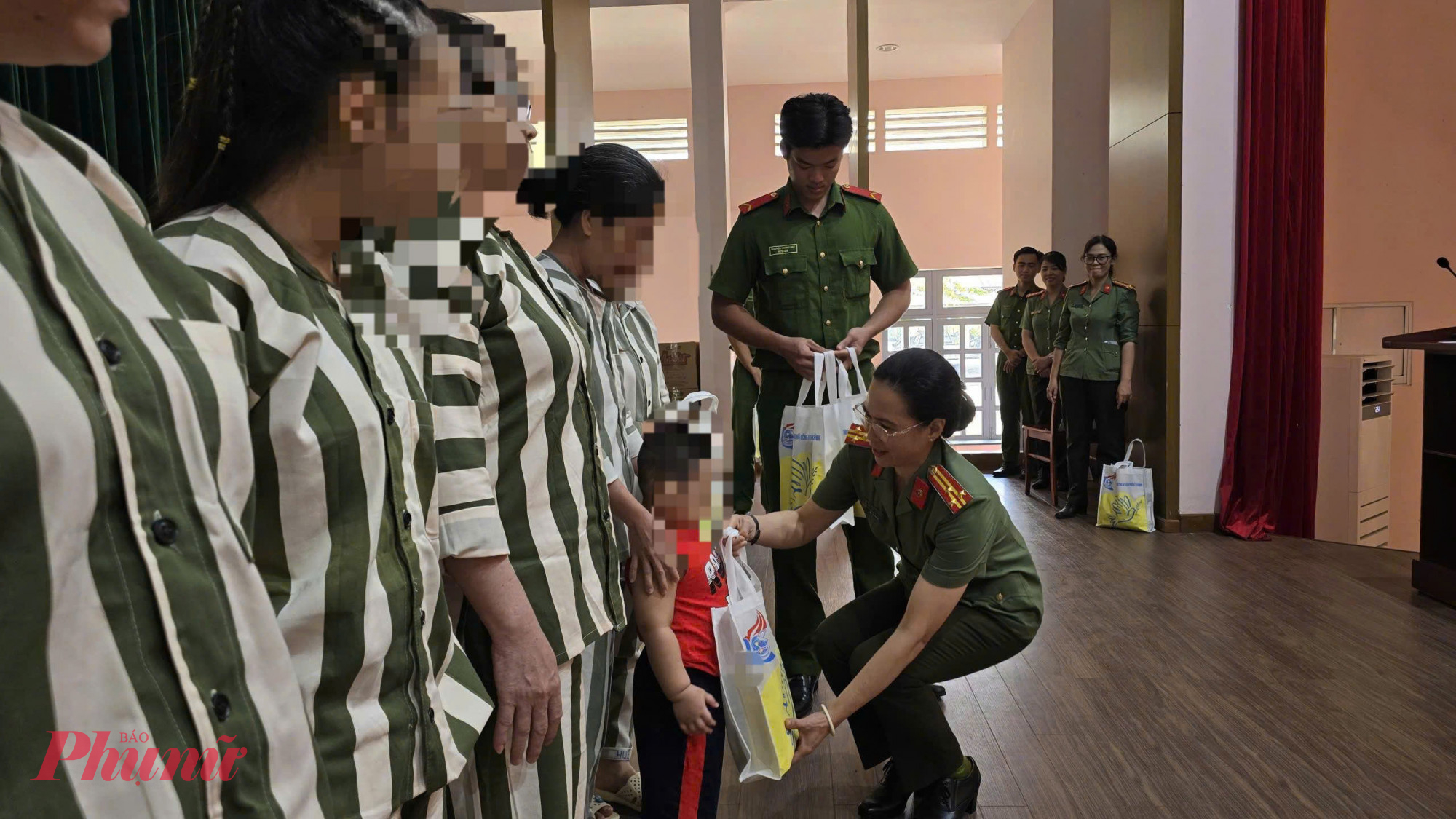 Ban Phụ nữ công an TPHCM gửi các phần quà đến các nữ phạm nhâ