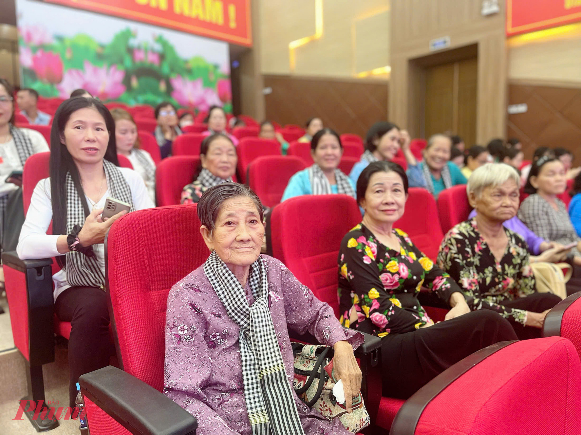 Niềm vui v&agrave; nhiều cảm x&uacute;c tại buổi gặp mặt 