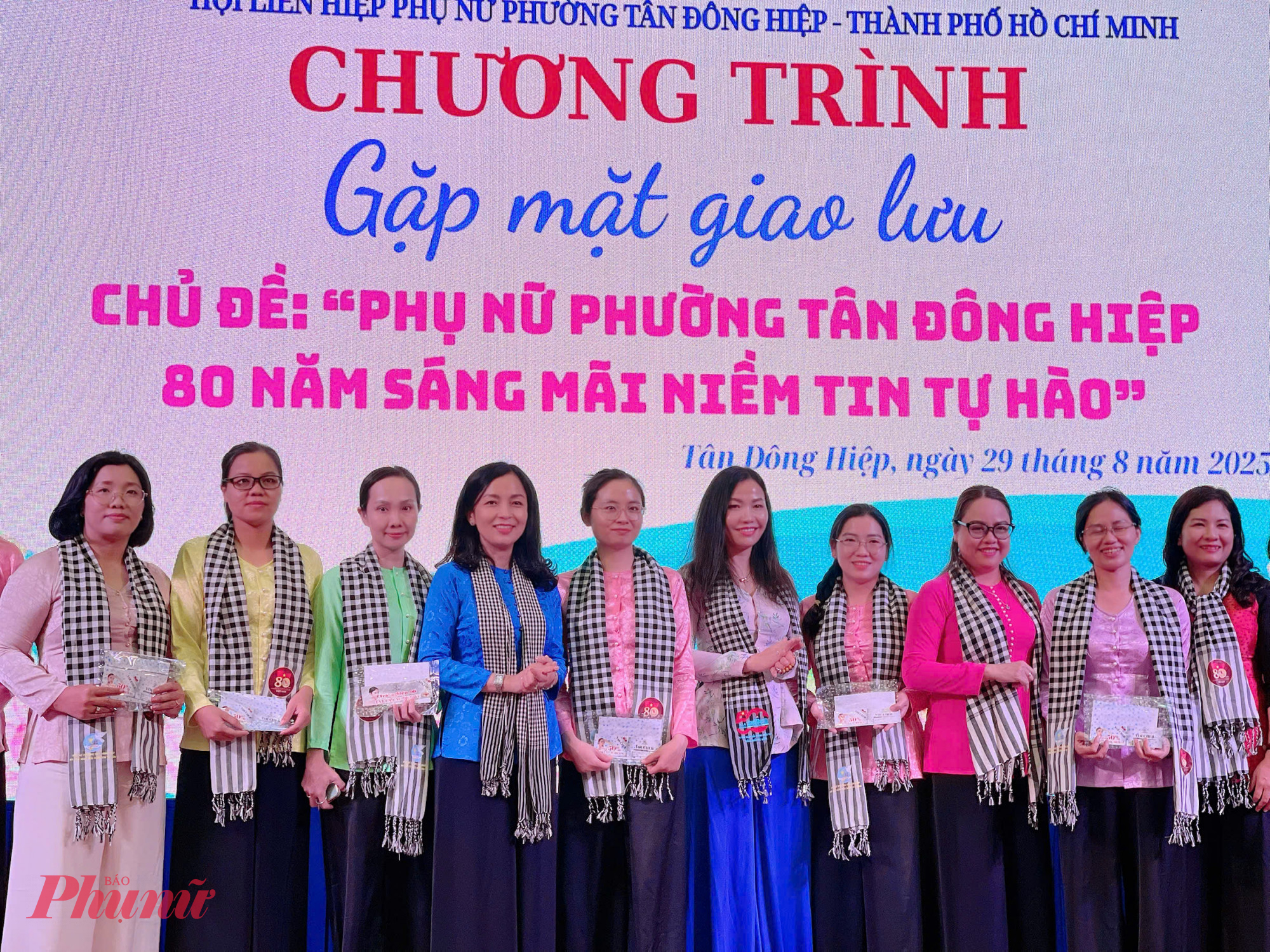 L&atilde;nh đạo địa phương v&agrave; Hội LHPN phường tặng qu&agrave; cho c&aacute;c &aacute;c d&igrave;, c&aacute;c mẹ, chị em l&agrave; hội vi&ecirc;n Hội nữ kh&aacute;ng chiến, nữ c&ocirc;ng an, nữ tự vệ ti&ecirc;u biểu