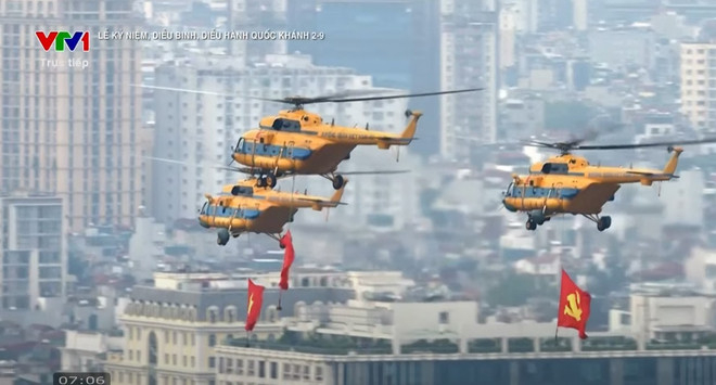 Bi&ecirc;n đội trực thăng Mi-171, Mi-17, Mi-8, mang cờ Đảng, cờ Tổ quốc tung bay tr&ecirc;n Quảng trường Ba Đ&igrave;nh - Nguồn ảnh: VTV