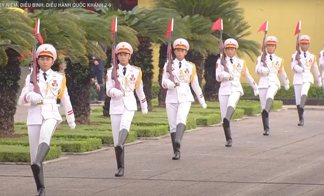 Lực lượng ti&ecirc;u binh tiến v&agrave;o vị tr&iacute; tại Lễ kỷ niệm A80 - Nguồn ảnh: VTV