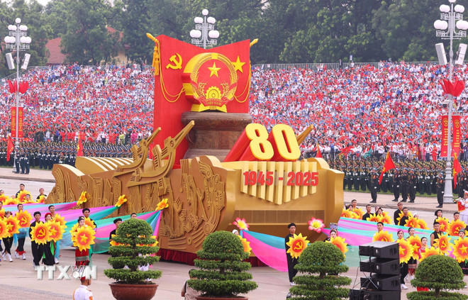 Xe m&ocirc; h&igrave;nh Quốc huy nước Cộng h&ograve;a x&atilde; hội chủ nghĩa Việt Nam đi đầu khối diễu binh, diễu h&agrave;nh - Ảnh: TTXVN