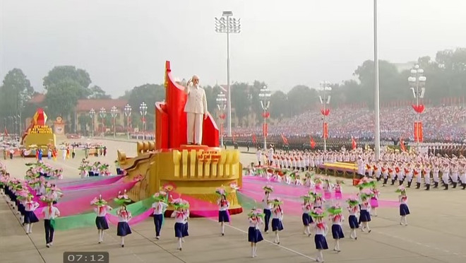 Xe rước ch&acirc;n dung Chủ tịch Hồ Ch&iacute; Minh - Nguồn ảnh: VTV