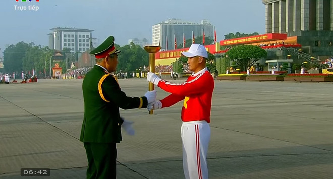 Ngọn đuốc được trao cho Trung tướng, Anh h&ugrave;ng lực lượng vũ trang nh&acirc;n d&acirc;n Nguyễn Đức So&aacute;t, nguy&ecirc;n Ph&oacute; Tổng Tham mưu trưởng Qu&acirc;n đội nh&acirc;n d&acirc;n Việt Nam, người đ&atilde; c&oacute; th&agrave;nh t&iacute;ch đặc biệt xuất sắc, bắn rơi 6 m&aacute;y bay của địch, trở th&agrave;nh một trong những phi c&ocirc;ng anh h&ugrave;ng của Qu&acirc;n đội nh&acirc;n d&acirc;n Việt Nam để thắp l&ecirc;n đ&agrave;i lửa - Nguồn ảnh: VTV