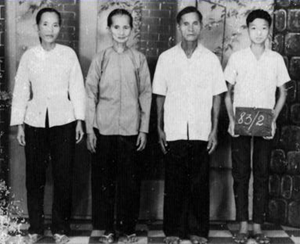 Từ phải sang: Cậu b&eacute; Thanh Danh c&ugrave;ng &ocirc;ng b&agrave; ngoại v&agrave; mẹ. H&igrave;nh tờ khai gia đ&igrave;nh thời kỳ ấp chiến lược năm 1968 - Ảnh do nh&acirc;n vật cung cấp