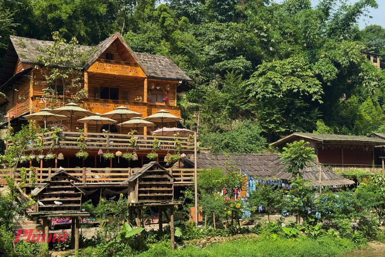 Sa Pa từ l&acirc;u đ&atilde; trở th&agrave;nh thi&ecirc;n đường trekking của miền Bắc với khung cảnh vừa h&ugrave;ng vĩ vừa n&ecirc;n thơ. Những thung lũng xanh mướt điểm xuyết bản l&agrave;ng người d&acirc;n tộc thiểu số, ruộng bậc thang uốn lượn, d&atilde;y n&uacute;i vươn m&igrave;nh xuy&ecirc;n qua biển m&acirc;y trắng x&oacute;a, v&agrave; cả những c&aacute;nh rừng lan rực rỡ&hellip; tất cả vẽ n&ecirc;n bức tranh thi&ecirc;n nhi&ecirc;n kh&oacute; qu&ecirc;n. Du kh&aacute;ch c&oacute; thể lựa chọn từ những chuyến đi bộ ngắn trong ng&agrave;y đến h&agrave;nh tr&igrave;nh bốn ng&agrave;y, mỗi chuyến đi đều mở ra trải nghiệm độc đ&aacute;o: băng qua n&uacute;i rừng hoang sơ, ngắm thung lũng từ tr&ecirc;n cao, hay dừng ch&acirc;n nghỉ ngơi trong những ng&ocirc;i nh&agrave; s&agrave;n mộc mạc của đồng b&agrave;o địa phương. Dẫu vậy, Sa Pa vốn đ&ocirc;ng đ&uacute;c kh&aacute;ch du lịch, v&igrave; thế những ai t&igrave;m kiếm sự tĩnh lặng n&ecirc;n chọn cung đường d&agrave;i ng&agrave;y hơn. Một trong những tuyến trekking đẹp nhất l&agrave; băng qua d&ograve;ng suối Mường Hoa, men theo những thửa ruộng bậc thang rộng lớn bậc nhất Việt Nam, v&agrave; gh&eacute; thăm bản l&agrave;ng của người Dao đỏ, H&rsquo;M&ocirc;ng, Xa Ph&oacute; ở Gi&agrave;ng Tả Chải, Bản Hồ &ndash; nơi lưu giữ trọn vẹn vẻ đẹp văn h&oacute;a v&ugrave;ng cao.Ảnh: Myngoc Vo