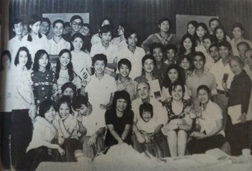 NSND Phạm Thị Th&agrave;nh - &aacute;o đen, giữa - c&ugrave;ng lứa diễn vi&ecirc;n kịch n&oacute;i kh&oacute;a đầu ti&ecirc;n của nh&agrave; h&aacute;t Tuổi Trẻ - Ảnh: Nh&agrave; h&aacute;t Tuổi Trẻ.