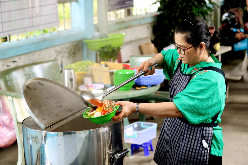B&agrave; Phạm Thị H&agrave; hỗ trợ &ldquo;Bữa s&aacute;ng cộng đồng&rdquo; của hội trong vai tr&ograve; đầu bếp ch&iacute;nh 