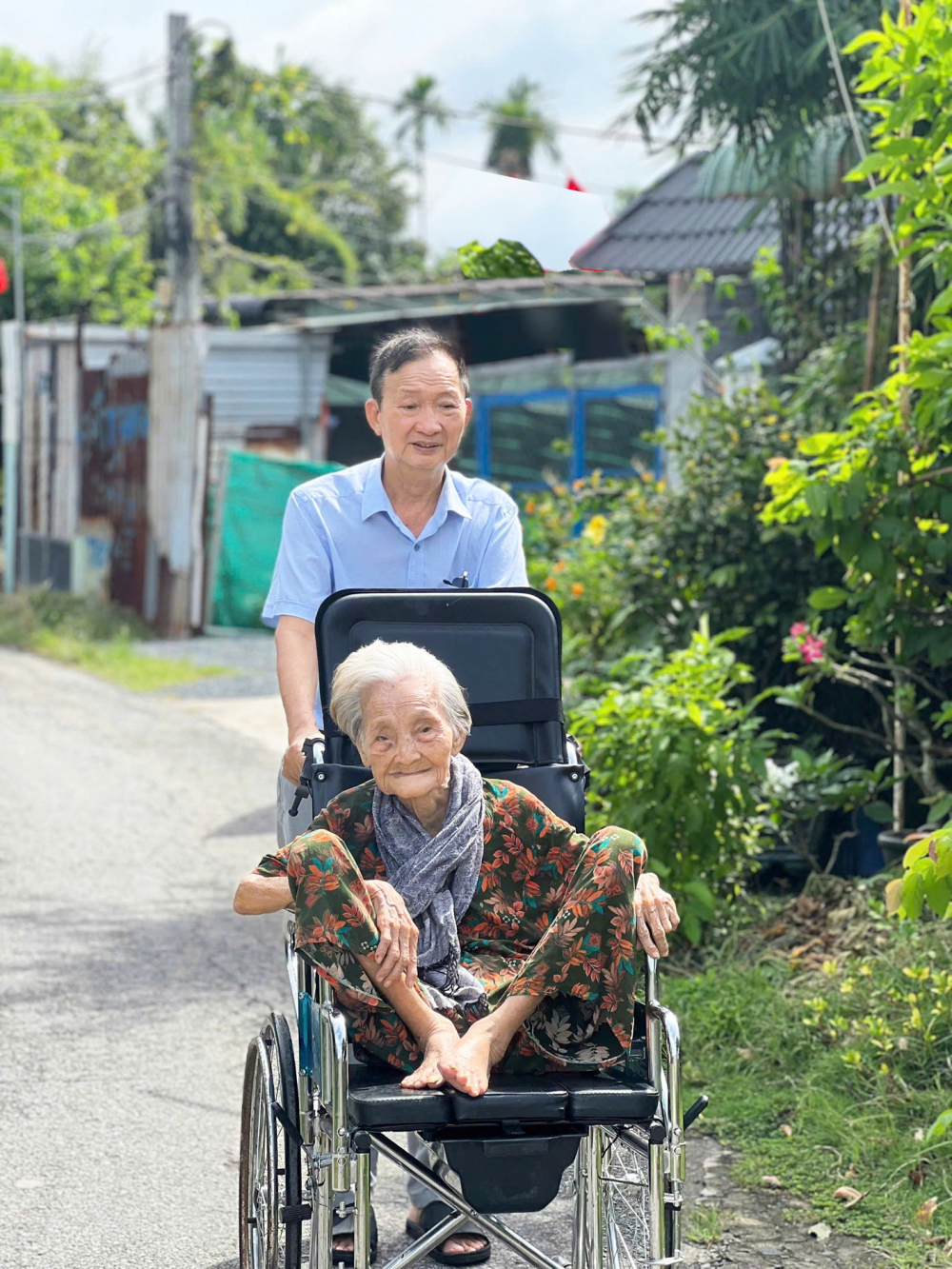Tiến sĩ, b&aacute;c sĩ Nguyễn Thanh Danh v&agrave; niềm vui đưa mẹ đi tắm nắng mỗi s&aacute;ng - Ảnh do nh&acirc;n vật cung cấp