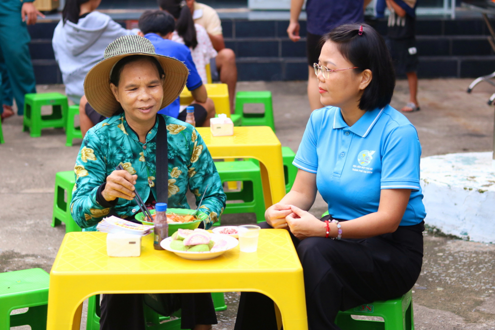 B&agrave; Nguyễn Ngọc Anh Thy (b&ecirc;n phải) - Ph&oacute; chủ tịch Ủy ban MTTQ Việt Nam phường B&igrave;nh Dương, Chủ tịch Hội LHPN phường - tr&ograve; chuyện với b&agrave; Nguyễn Thị Thanh