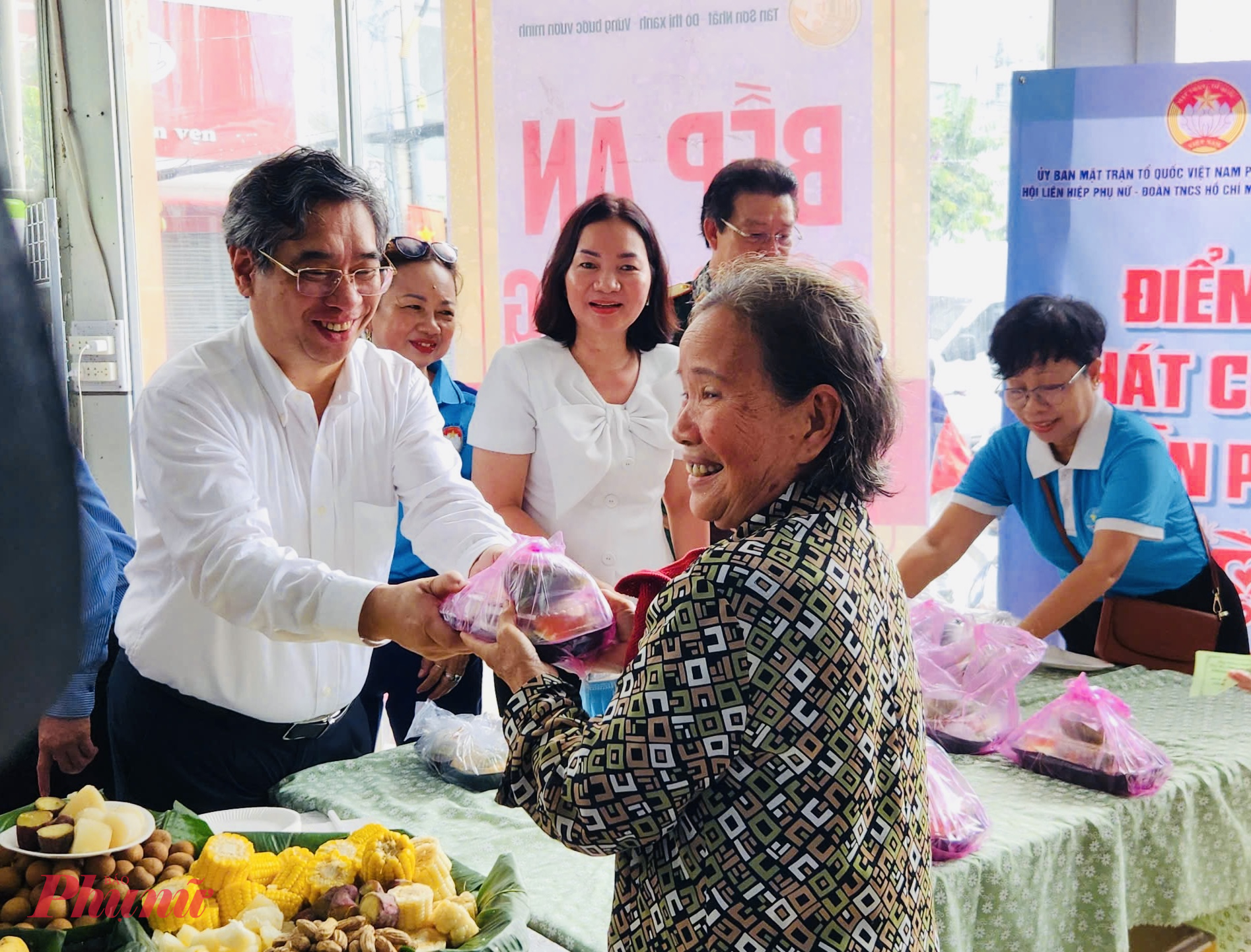  &Ocirc;ng Nguyễn Phước Lộc - Ph&oacute; B&iacute; thư Th&agrave;nh ủy, Chủ tịch Ủy ban MTTQ Việt Nam TPHCM đ&atilde; đến bếp ăn cộng đồng phường T&acirc;n Sơn Nhất để trao c&aacute;c suất ăn nghĩa t&igrave;nh cho người d&acirc;n c&oacute; ho&agrave;n cảnh kh&oacute; khăn.