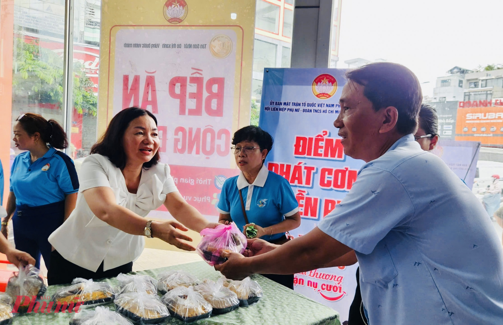 . D&ugrave; mỗi suất ăn kh&ocirc;ng lớn về vật chất nhưng l&agrave; lời động vi&ecirc;n, gi&uacute;p b&agrave; con th&ecirc;m động lực vươn l&ecirc;n, vượt qua kh&oacute; khăn