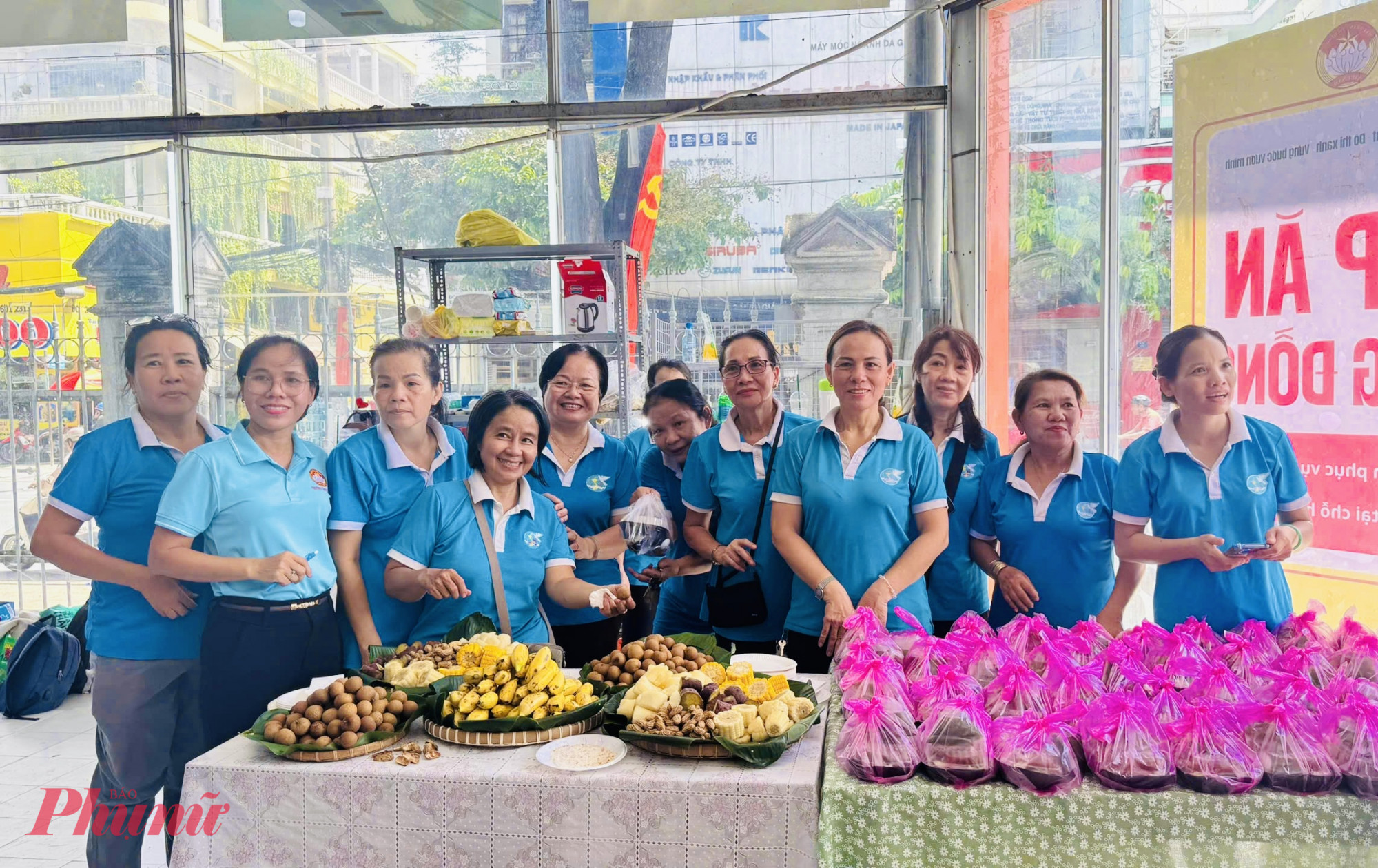C&aacute;n bộ, hội vi&ecirc;n phụ nữ phường T&acirc;n Sơn Nhất c&oacute; mặt từ sớm chuẩn bị c&aacute;c suất ăn y&ecirc;u thương
