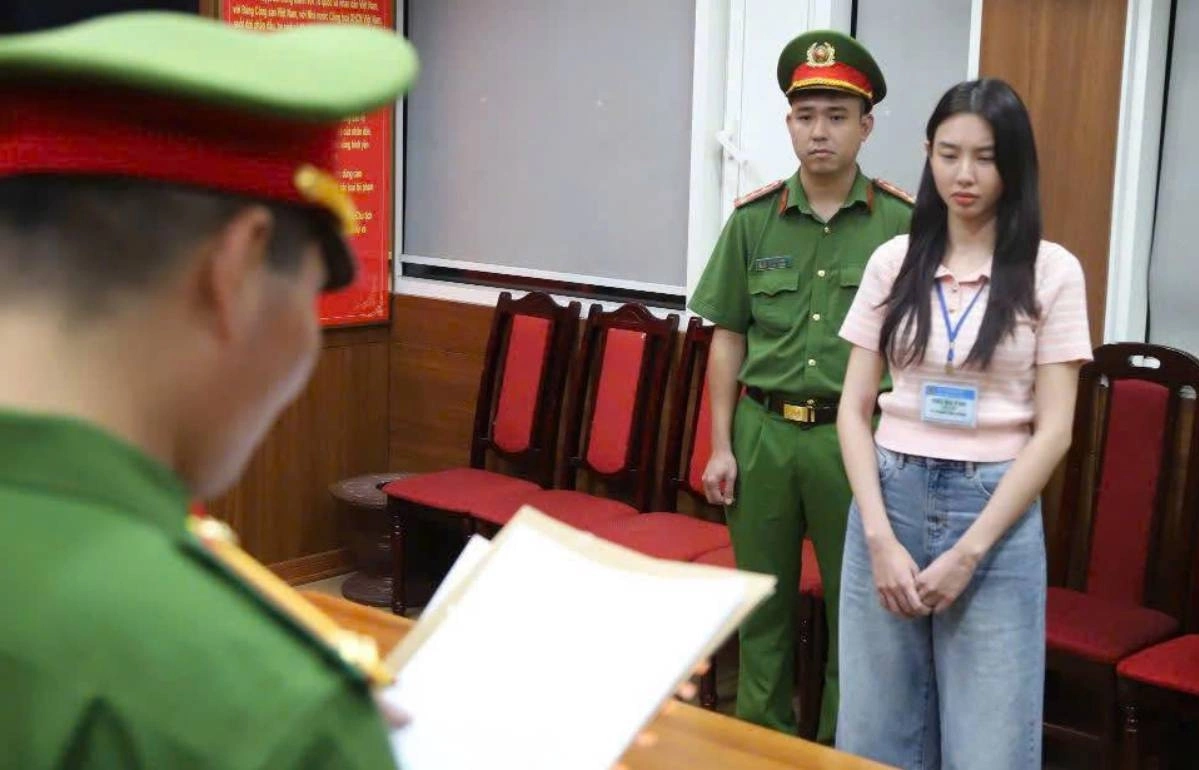 Hoa hậu Thuỳ Ti&ecirc;n nghe cảnh s&aacute;t đọc lệnh khởi tố, bắt tạm giam (Nguồn ảnh: Bộ C&ocirc;ng an)