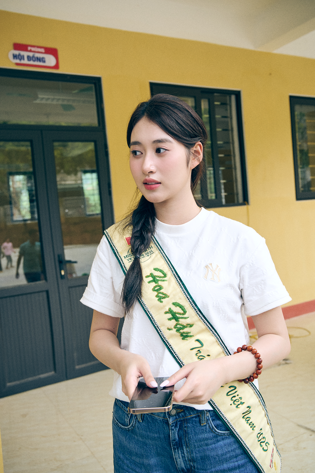 Hoa hậu Tr&acirc;m Anh xuất hiện với vẻ đẹp tự nhi&ecirc;n, giản dị nhưng vẫn to&aacute;t l&ecirc;n sự thanh lịch. C&ocirc; để t&oacute;c buộc lệch một b&ecirc;n, tết nhẹ, vừa gọn g&agrave;ng vừa trẻ trung.