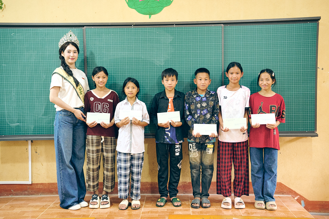 Người đẹp b&agrave;y tỏ mong muốn trong tương lai c&oacute; thể x&acirc;y dựng một quỹ thiện nguyện l&acirc;u d&agrave;i, nhằm gi&uacute;p đỡ nhiều ho&agrave;n cảnh kh&oacute; khăn hơn, đặc biệt l&agrave; trẻ em v&ugrave;ng cao. 