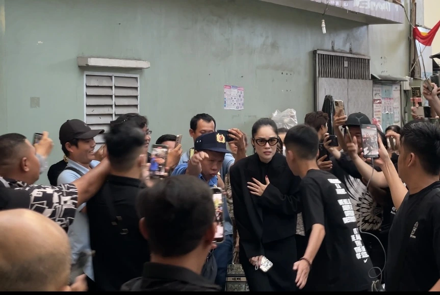 Diễn vi&ecirc;n Dương Cẩm Linh khi đến viếng cố nghệ sĩ Ngọc Trinh trong kh&ocirc;ng kh&iacute; n&aacute;o loạn tại đ&aacute;m tang - Ảnh: Hữu T&iacute;n