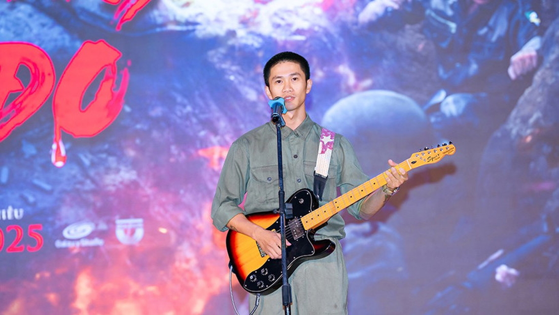 Nguyễn H&ugrave;ng tr&igrave;nh b&agrave;y ca kh&uacute;c C&ograve;n g&igrave; đẹp hơn trong buổi ra mắt  phim Mưa đỏ - Nguồn ảnh: Galaxy Studio