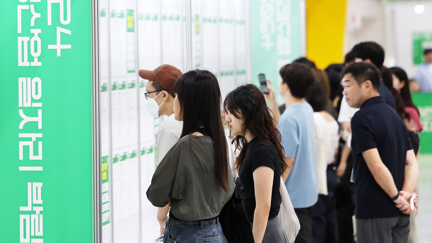 Lao động trẻ tại hội chợ việc l&agrave;m được tổ chức ở quận Seocho, Seoul, H&agrave;n Quốc - Nguồn ảnh: News1