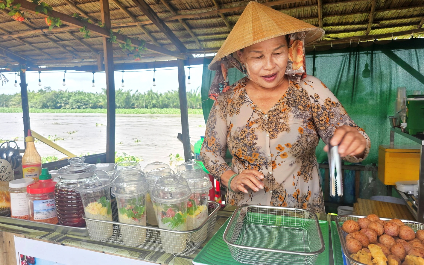 B&agrave; Nguyễn Ngọc Thơ sắp xếp gian h&agrave;ng chuẩn bị phục vụ kh&aacute;ch tham quan