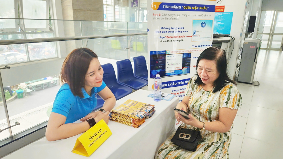 C&aacute;n bộ tại Bảo hiểm x&atilde; hội cơ sở Nhi&ecirc;u Lộc tư vấn cho người d&acirc;n về bảo hiểm x&atilde; hội tự nguyện