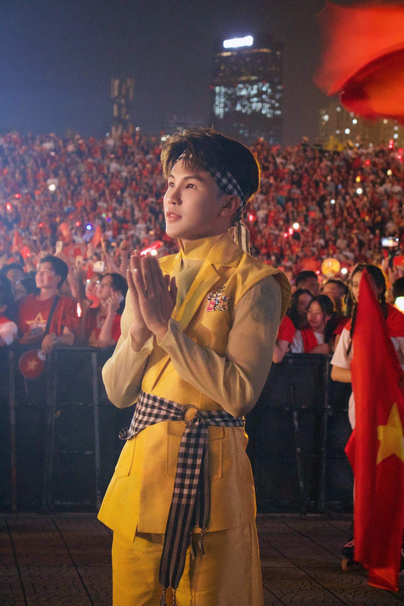 Ti&ecirc;u Minh Phụng biểu diễn tại s&acirc;n vận động Mỹ Đ&igrave;nh v&agrave;o trung tuần th&aacute;ng 8