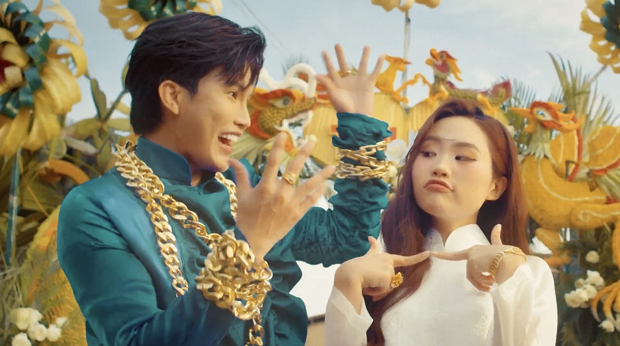 Ti&ecirc;u Minh Phụng v&agrave; Phương Mỹ Chi trong MV Vợ chồng m&igrave;nh qu&ecirc;