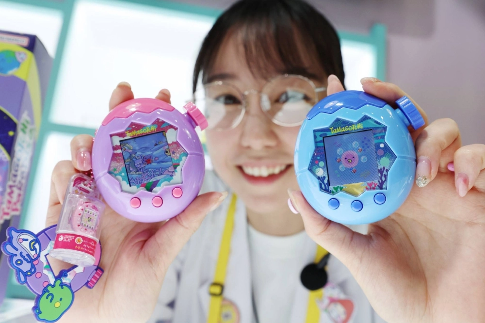 Phi&ecirc;n bản mới nhất của Tamagotchi, c&oacute; t&ecirc;n l&agrave; Tamagotchi Paradise, đ&atilde; được trao giải đồ chơi kỹ thuật số tốt nhất tại Triển l&atilde;m đồ chơi Tokyo v&agrave;o ng&agrave;y 28/8 - Ảnh: JIJI