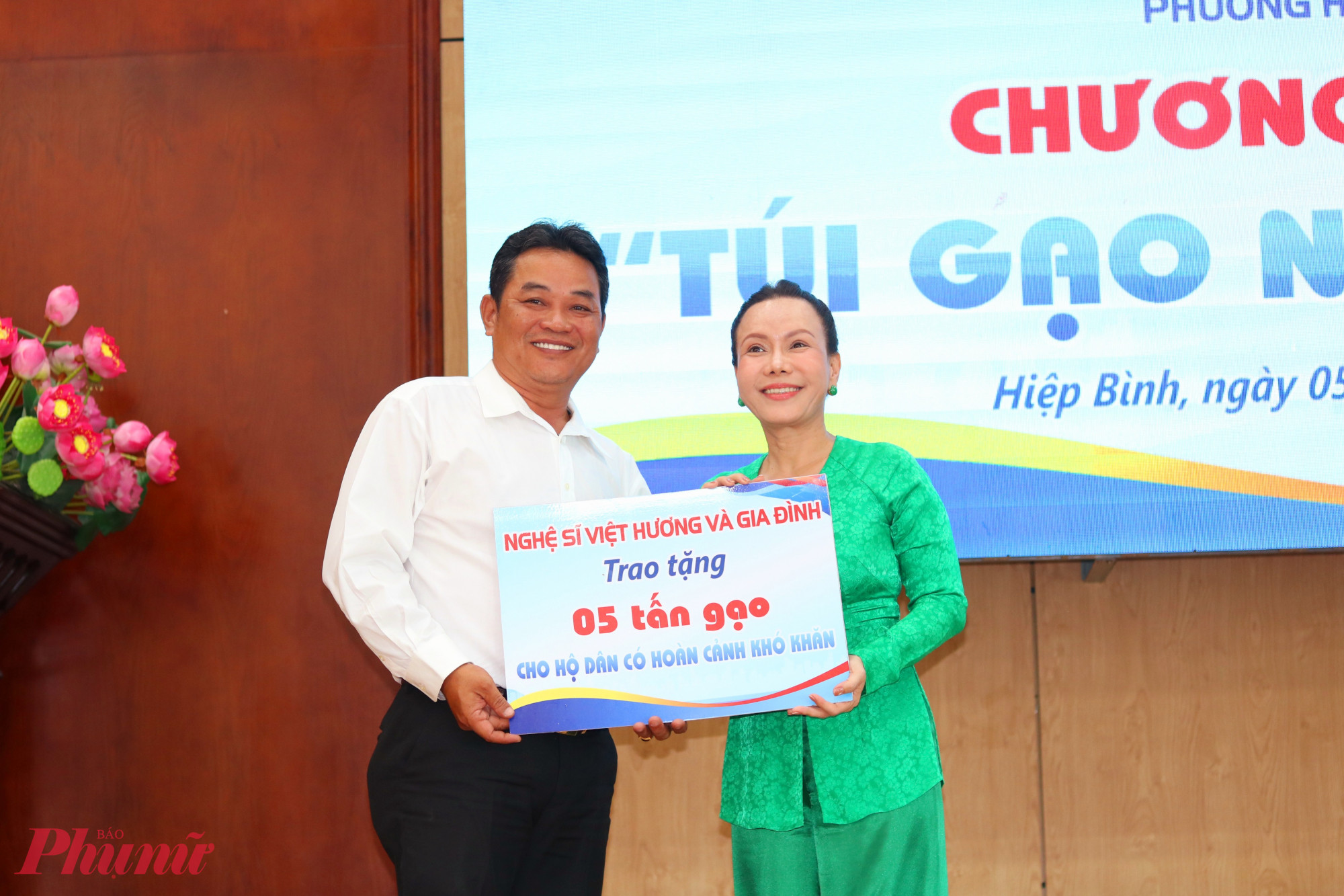 &Ocirc;ng Phan Hồng Điệp - Chủ tịch Ủy ban MTTQ Việt Nam phường Hiệp B&igrave;nh - nhận bảng tượng trưng tặng 5 tấn gạo cho chương tr&igrave;nh &ldquo;T&uacute;i gạo nghĩa t&igrave;nh&rdquo; từ nghệ sĩ Việt Hương - Ảnh: Mẫn Nhi