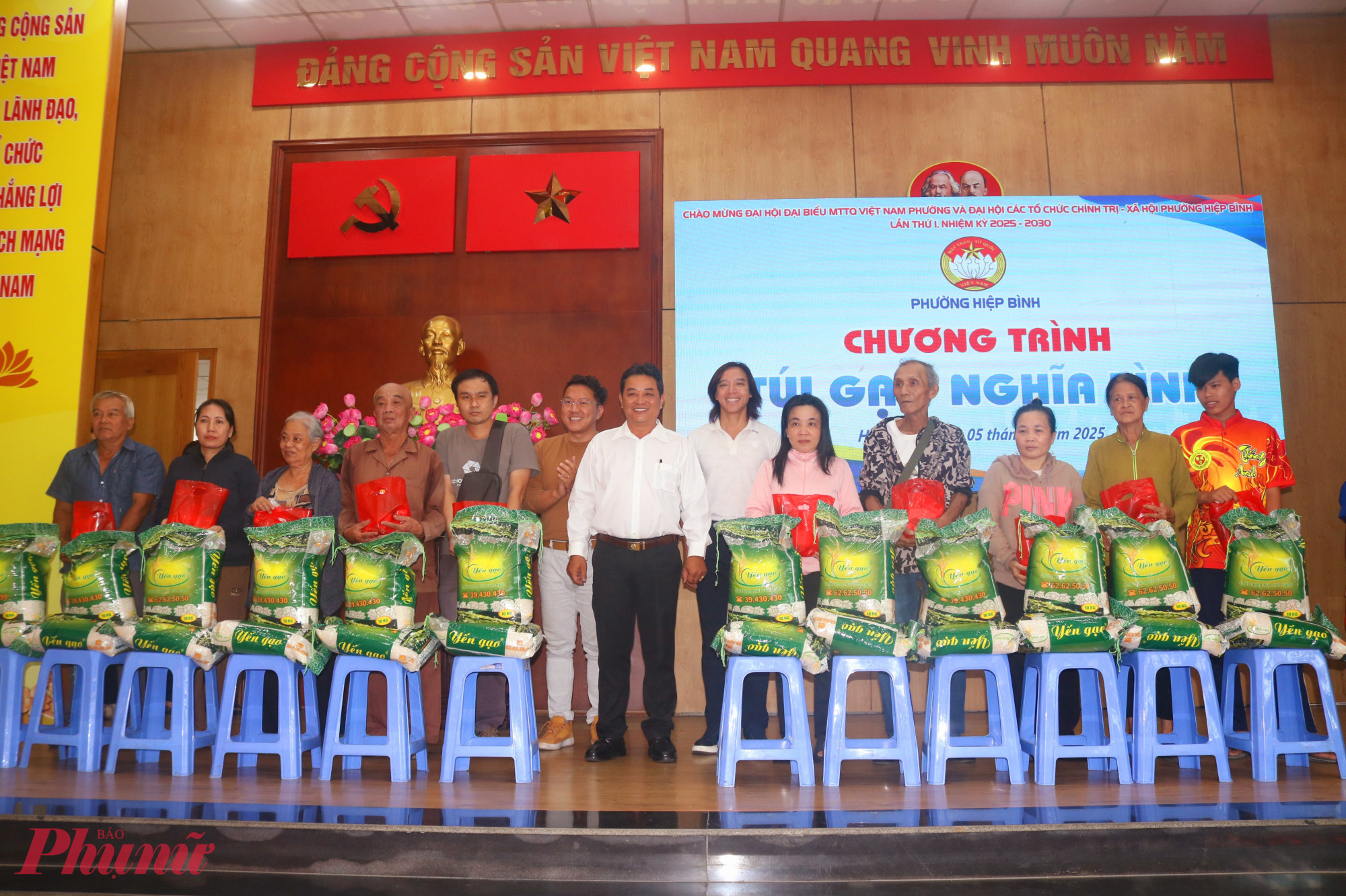 Những t&uacute;i gạo nghĩa t&igrave;nh được trao đến đại diện c&aacute;c hộ d&acirc;n, c&ocirc;ng nh&acirc;n lao động c&oacute; ho&agrave;n cảnh kh&oacute; khăn - Ảnh: Mẫn Nhi