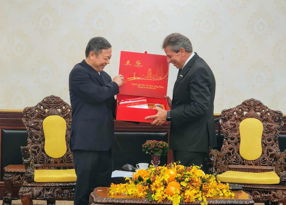 &Ocirc;ng Dương Anh Đức gửi tặng hộp qu&agrave; chứa đựng những sản phẩm n&ocirc;ng nghiệp của TPHCM