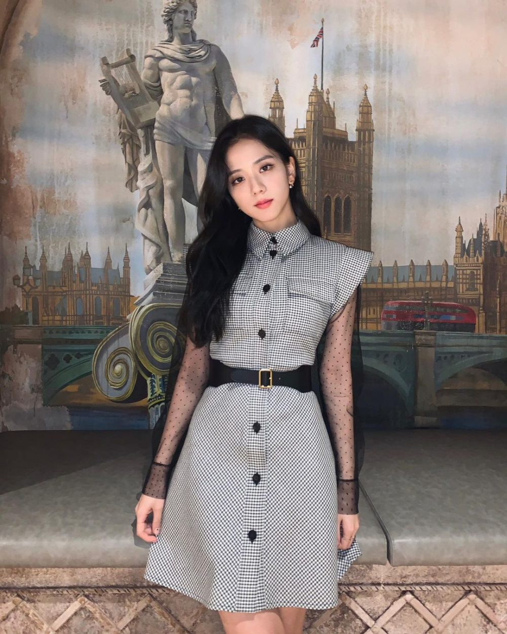 Thắt lưng da với m&agrave;u đen kinh điển vốn l&agrave; item được nhiều người ưa chuộng v&agrave; ứng dụng nhiều trong c&aacute;c bản phối nổi bật vượt thời gian. D&aacute;ng d&acirc;y mỏng, nhẹ, thanh mảnh dễ d&agrave;ng kết hợp c&ugrave;ng mọi loại trang phục, đem đến vẻ đẹp của sự tối giản v&agrave; những n&eacute;t rung động đầy ho&agrave;i cổ. Thiết kế thắt lưng basic thường sở hữu chiếc kho&aacute; mạ v&agrave;ng hoặc bạc đơn giản, nhỏ gọn, đủ để l&agrave;m bật l&ecirc;n sự thanh lịch, nhẹ nh&agrave;ng của tổng thể trang phục. Kiểu n&agrave;y rất th&iacute;ch hợp với phong c&aacute;ch thời trang c&ocirc;ng sở, tạo điểm nhấn cho tủ đồ h&agrave;ng ng&agrave;y của bạn.