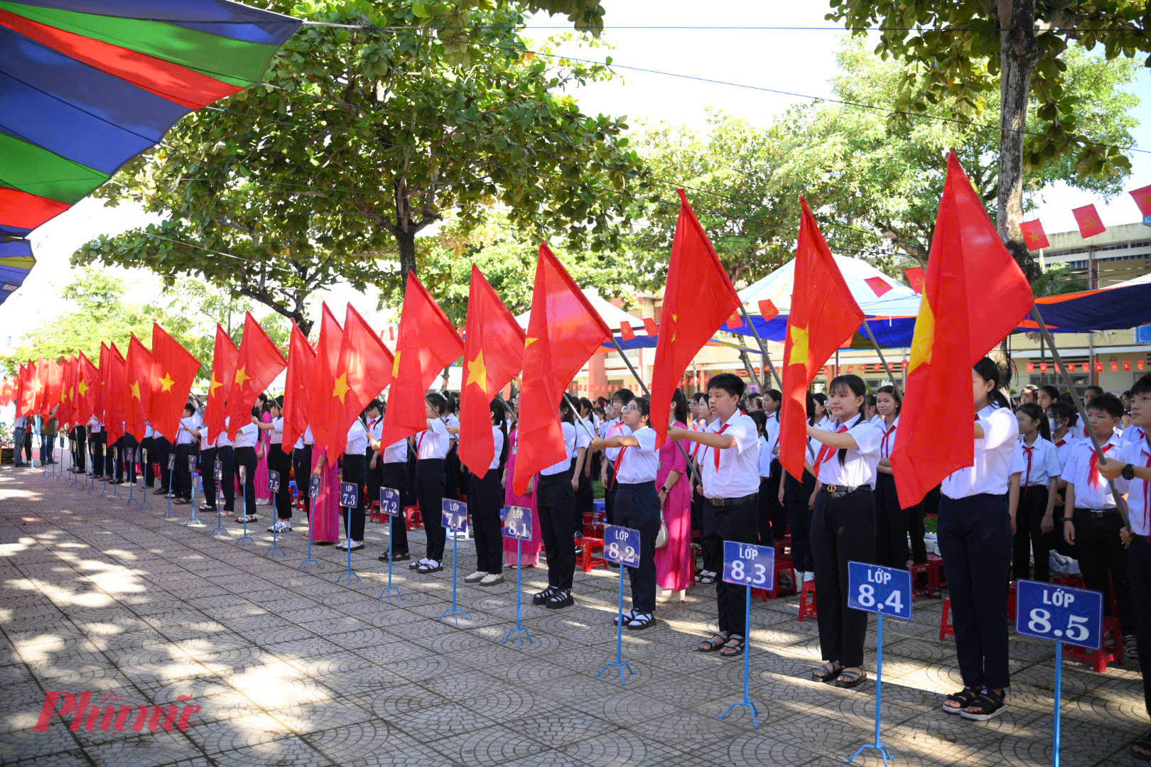 Học sinh TP Đ&agrave; Nẵng ch&agrave;o đ&oacute;n năm học mới.