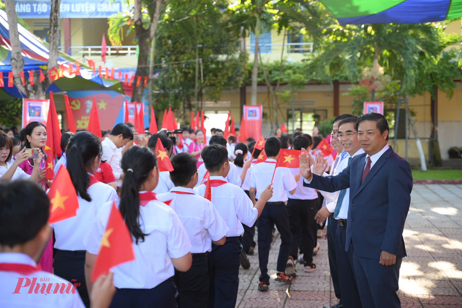 &Ocirc;ng Lương Nguyễn Minh Triết - Chủ tịch UBND TP Đ&agrave; Nẵng (b&igrave;a phải)- ch&agrave;o đ&oacute;n c&aacute;c em học sinh bước v&agrave;o năm học mới. 