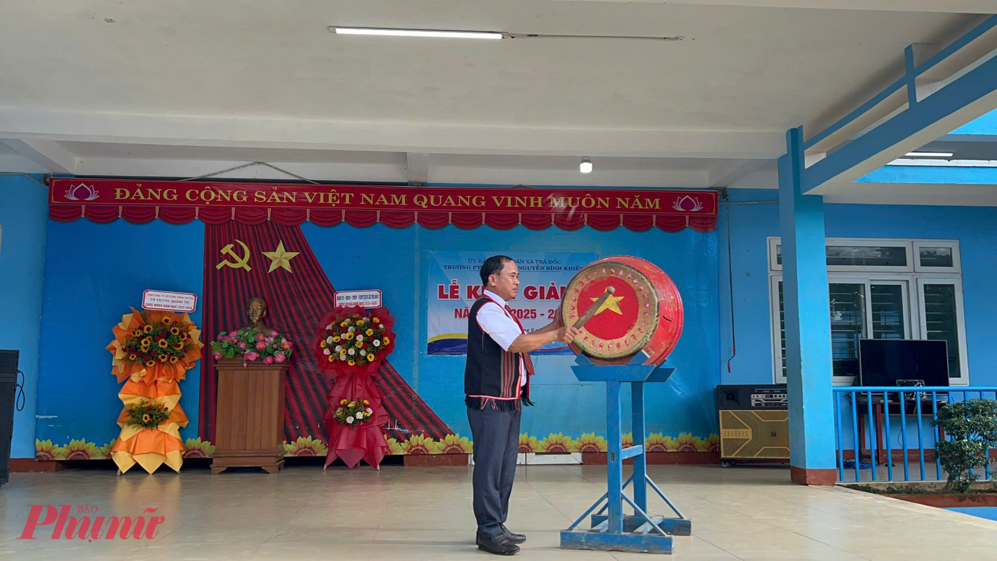 &Ocirc;ng Vũ Ho&agrave;ng T&acirc;m &ndash; Hiệu trưởng Trường Phổ th&ocirc;ng d&acirc;n tộc b&aacute;n tr&uacute; THCS Nguyễn Bỉnh Khi&ecirc;m - đ&aacute;nh trống khai giảng năm học mới.