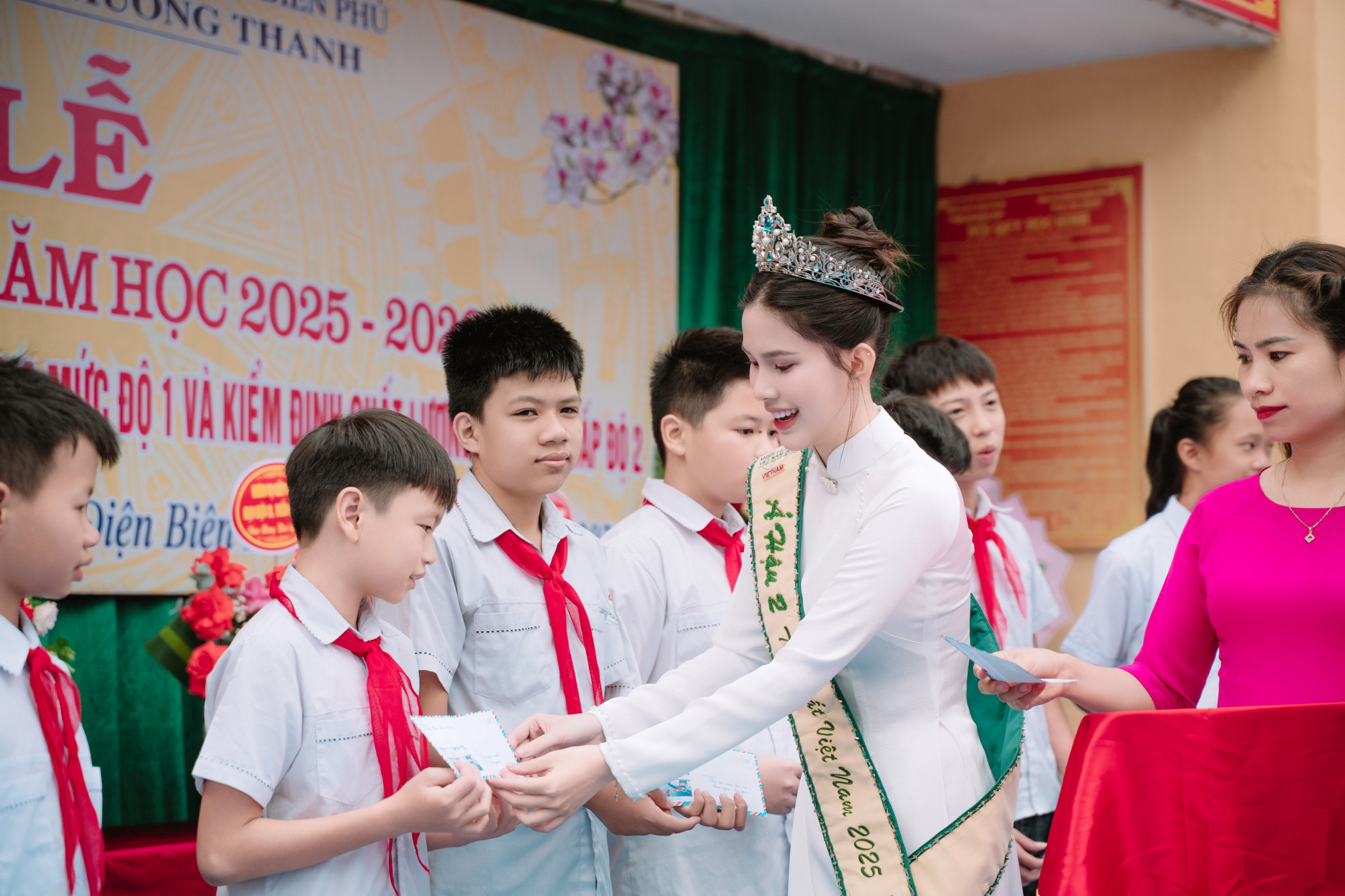 Trong buổi lễ, Linh Đan gửi lời tri &acirc;n s&acirc;u sắc đến c&aacute;c thầy c&ocirc; đ&atilde; truyền cho c&ocirc; kiến thức, t&igrave;nh y&ecirc;u học tập v&agrave; động lực để cố gắng mỗi ng&agrave;y. Người đẹp c&ograve;n d&agrave;nh những m&oacute;n qu&agrave; thiết thực cho 20 em học sinh c&oacute; ho&agrave;n cảnh kh&oacute; khăn, như một lời động vi&ecirc;n tiếp bước đến trường.