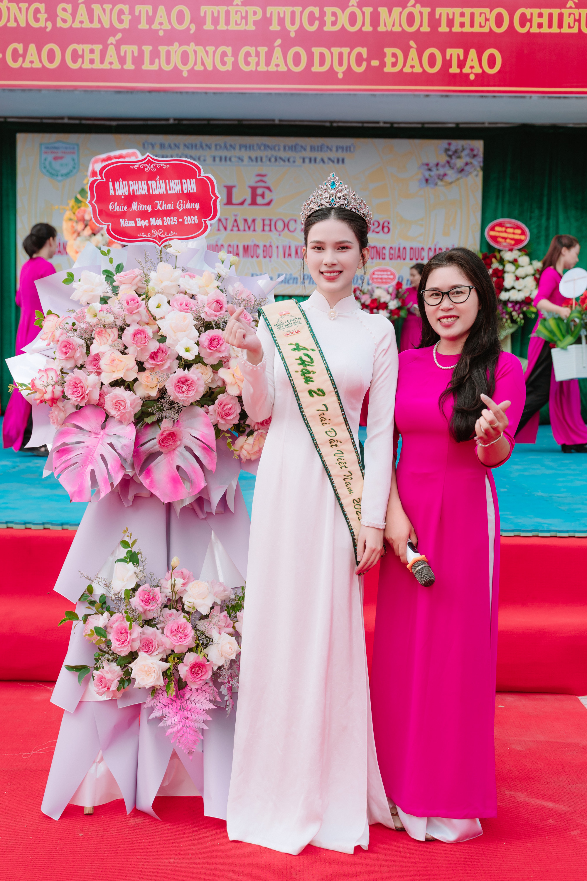Linh Đan xuất hiện giản dị trong t&agrave; &aacute;o d&agrave;i trắng tinh kh&ocirc;i t&ocirc;n l&ecirc;n vẻ duy&ecirc;n d&aacute;ng, nữ t&iacute;nh v&agrave; nhan sắc rạng rỡ. Người đẹp được c&aacute;c thầy c&ocirc; v&agrave; học sinh nồng nhiệt ch&agrave;o đ&oacute;n.