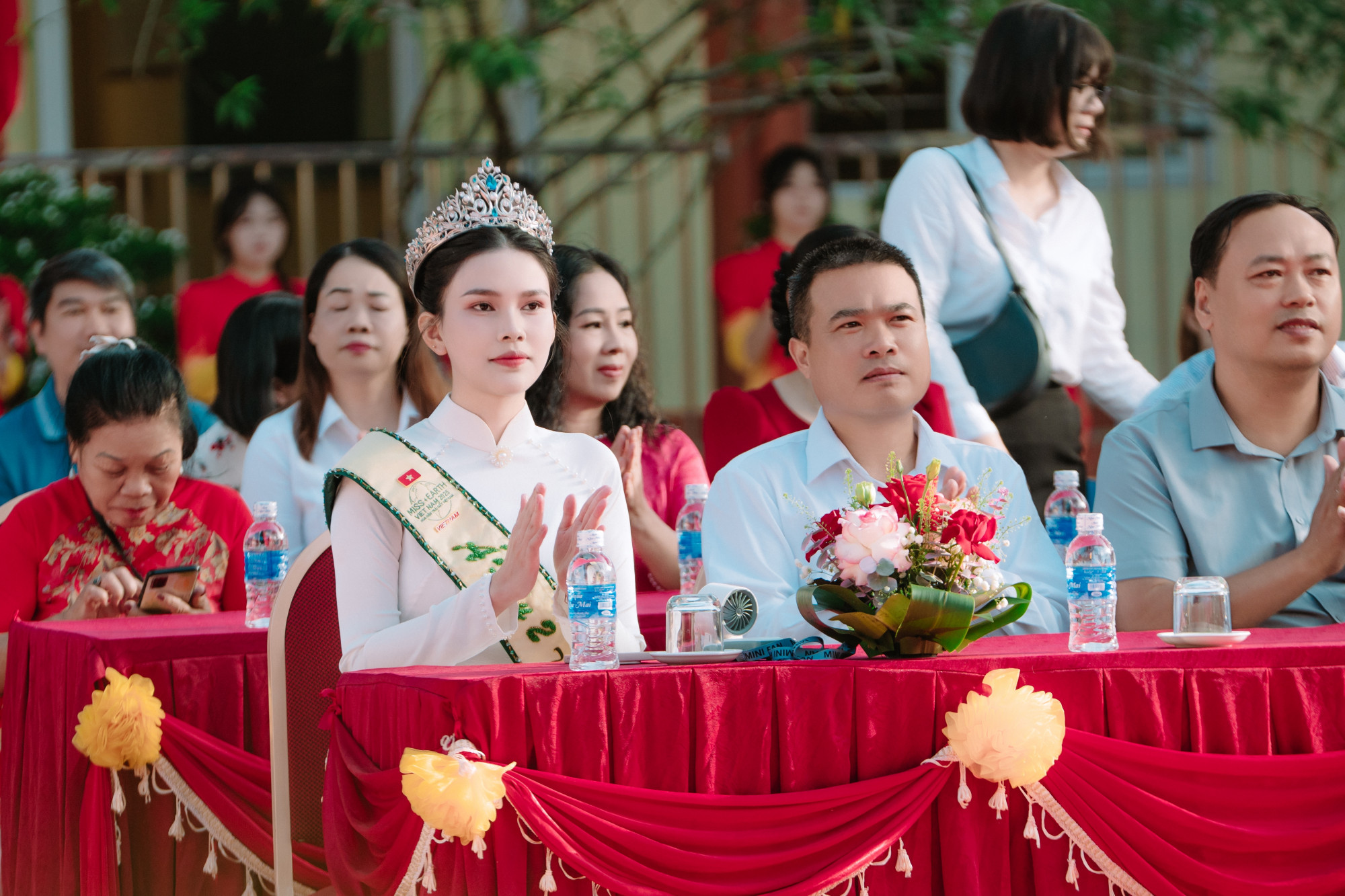Sự trở về của Linh Đan kh&ocirc;ng chỉ l&agrave; một cuộc hội ngộ đầy cảm x&uacute;c, m&agrave; c&ograve;n lan tỏa tinh thần biết ơn, hiếu học v&agrave; sẻ chia. H&igrave;nh ảnh một &Aacute; hậu trẻ trung, gần gũi nhưng lu&ocirc;n hướng về cội nguồn đ&atilde; để lại dấu ấn đẹp trong l&ograve;ng thầy c&ocirc;, học sinh v&agrave; cộng đồng.