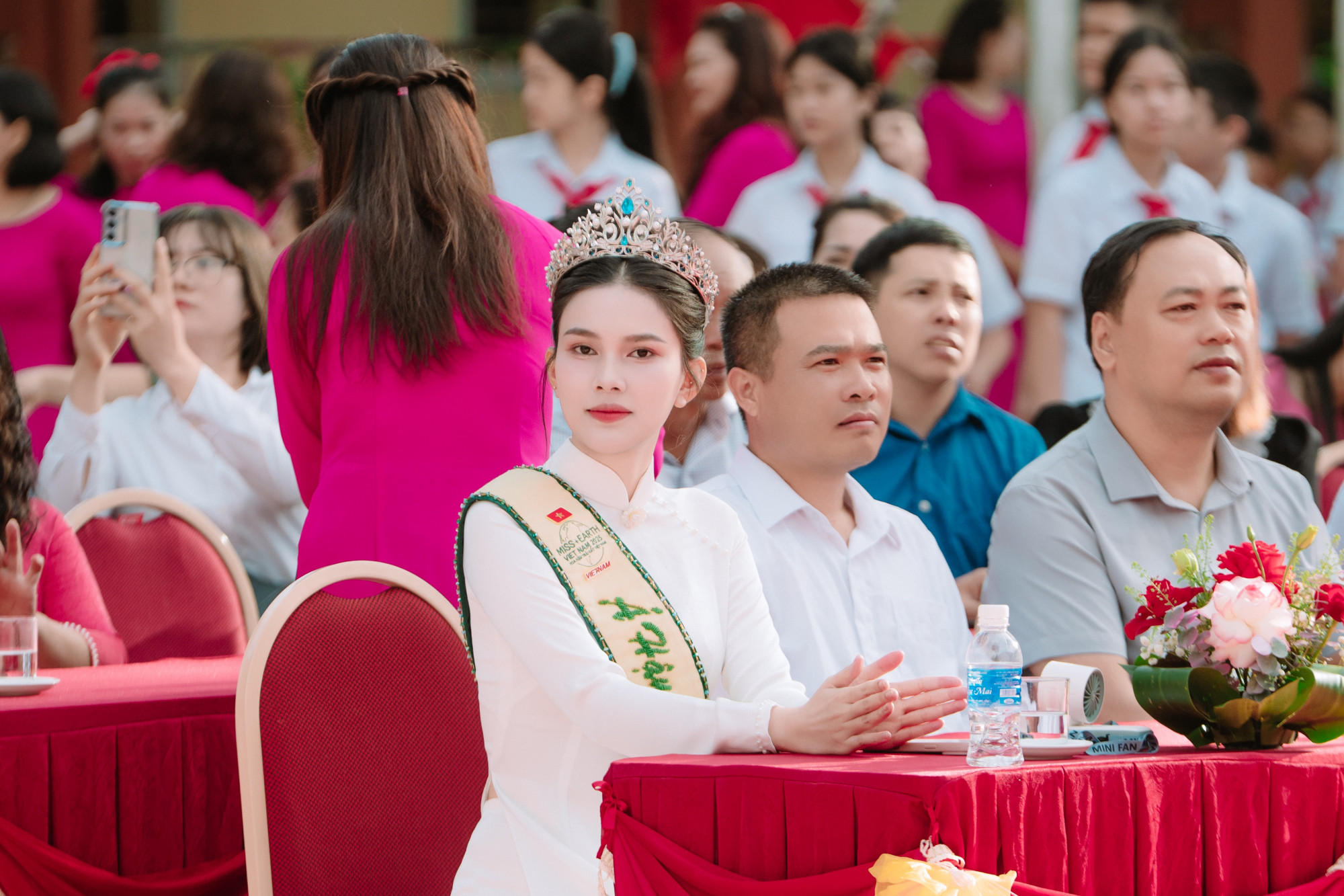  S&aacute;ng 5/9, &aacute; hậu Linh Đan trở lại trường Trung học cơ sở Mường Thanh (Điện Bi&ecirc;n) - ng&ocirc;i trường cũ gắn b&oacute; trong những năm th&aacute;ng tuổi thơ, để tham dự lễ khai giảng năm học mới v&agrave; trao tặng 20 phần qu&agrave; cho c&aacute;c em học sinh.