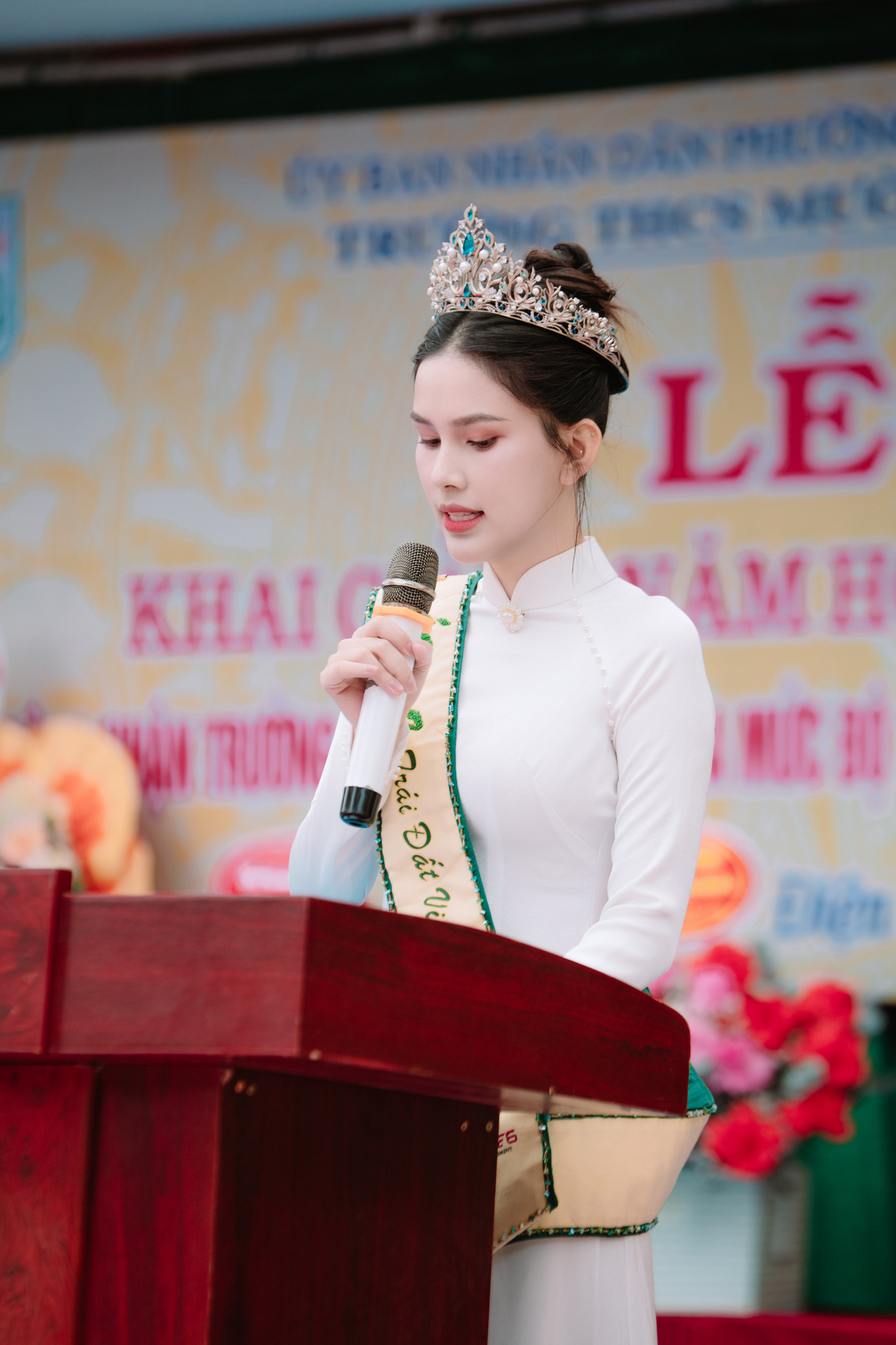 Gương mặt Linh Đan được trang điểm nhẹ nh&agrave;ng với lớp nền mịn m&agrave;ng, đ&ocirc;i m&ocirc;i hồng tươi tắn v&agrave; h&agrave;ng mi cong tự nhi&ecirc;n, giữ trọn sự trong s&aacute;ng m&agrave; vẫn nổi bật giữa đ&aacute;m đ&ocirc;ng. M&aacute;i t&oacute;c b&uacute;i cao gọn g&agrave;ng l&agrave;m nổi bật những đường n&eacute;t thanh t&uacute; v&agrave; kh&iacute; chất trang nh&atilde;.