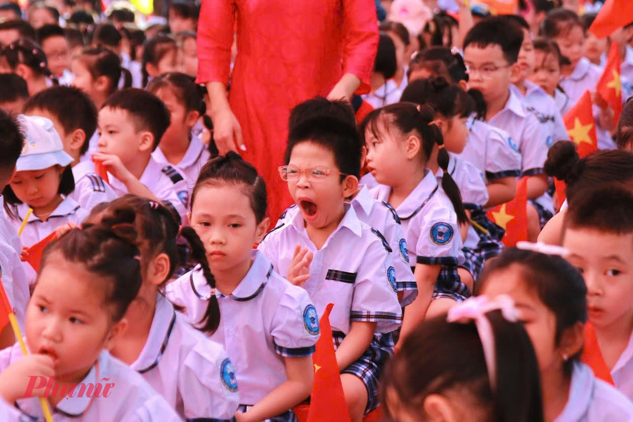Trong khi c&aacute;c bạn h&aacute;o hức, vui vẻ khi được tựu trường th&igrave; nhiều b&eacute; ng&aacute;p ngủ, mặt buồn thiu, thậm ch&iacute; kh&oacute;c nức nở trong ng&agrave;y đầu đến trường 