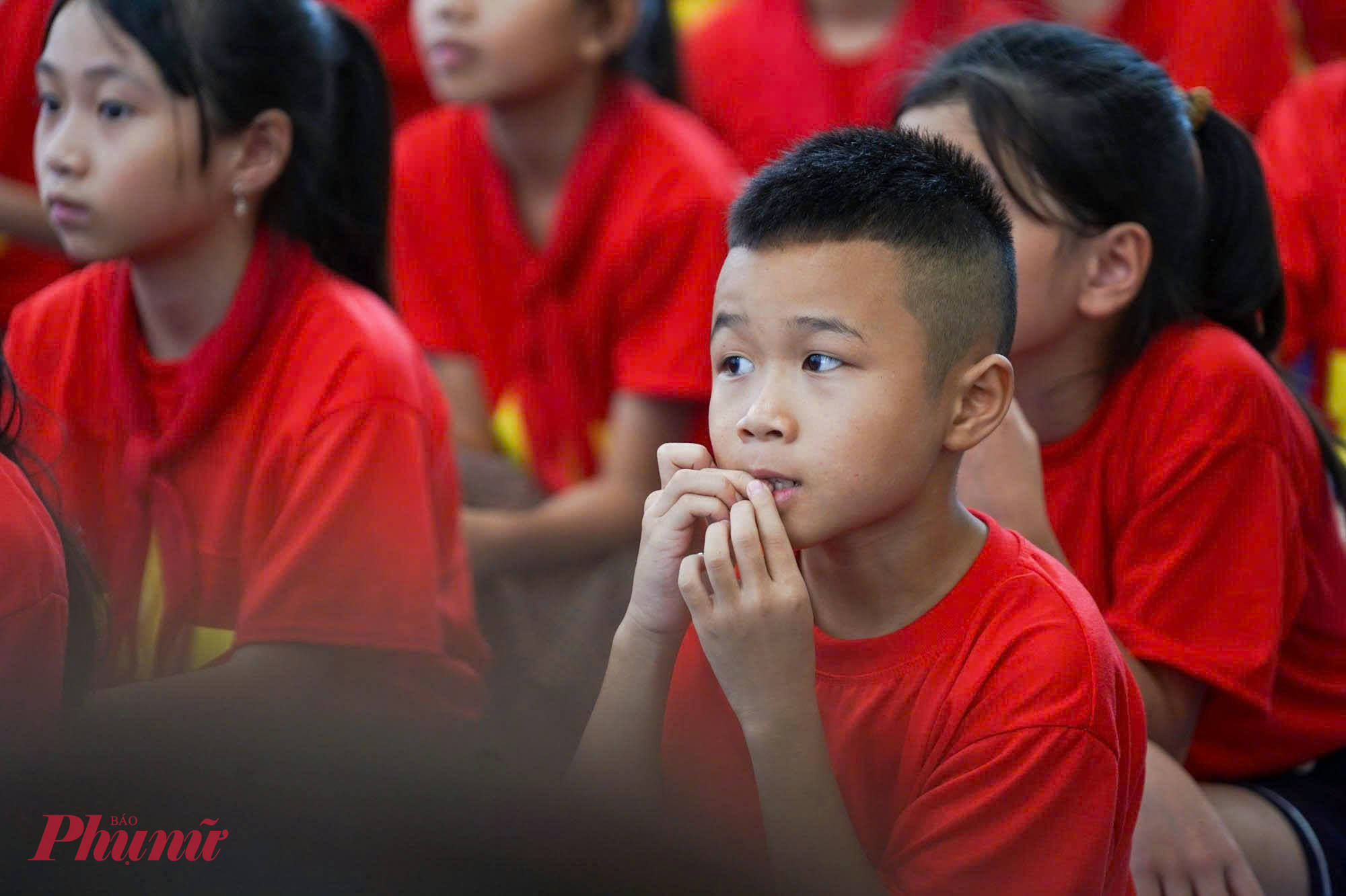 Những học tr&ograve; nh&iacute; lớp 1 th&igrave; ngơ ng&aacute;c, lạ lẫm; nhiều b&eacute; lớp 2 thường xuy&ecirc;n ng&aacute;p ngủ.